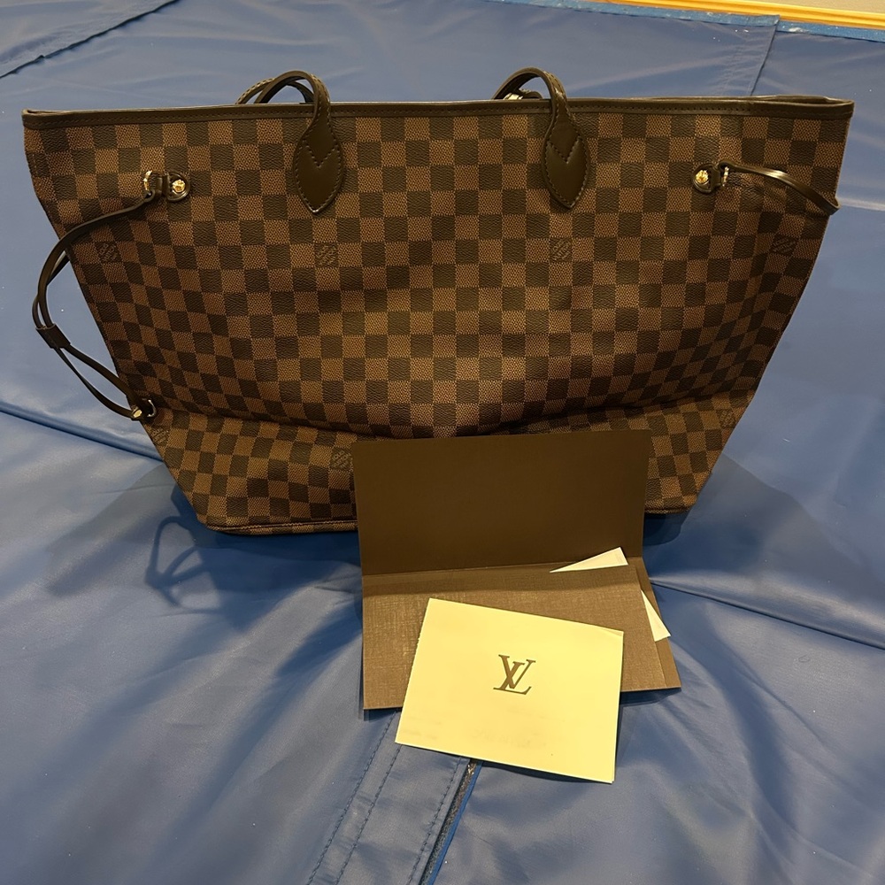 Louis Vuitton
Damier Ebene Neverfull GM